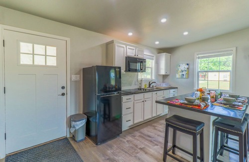 Albany House | River front comfort at Lucinda's Cabin