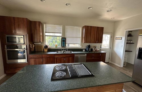 Canyon Lake House | River front! 🦮Friendly! 🛶Canoe, kayak/SUP, 🚤Boat rental. 2min from Whitewater