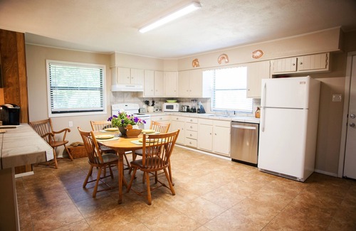 Center Point House | RIVER FRONT HOME NEAR KERRVILLE, HOT TUB, TUBES, FLOATS INCLUDED