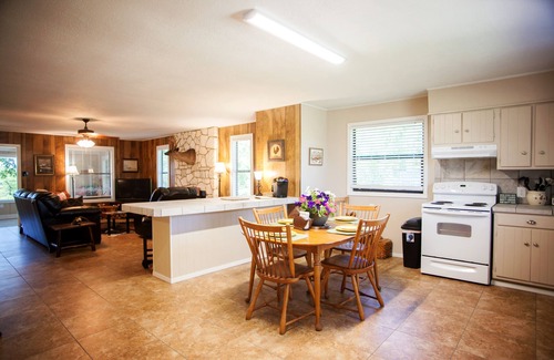 Center Point House | RIVER FRONT HOME NEAR KERRVILLE, HOT TUB, TUBES, FLOATS INCLUDED