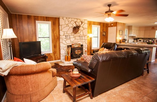 Center Point House | RIVER FRONT HOME NEAR KERRVILLE, HOT TUB, TUBES, FLOATS INCLUDED