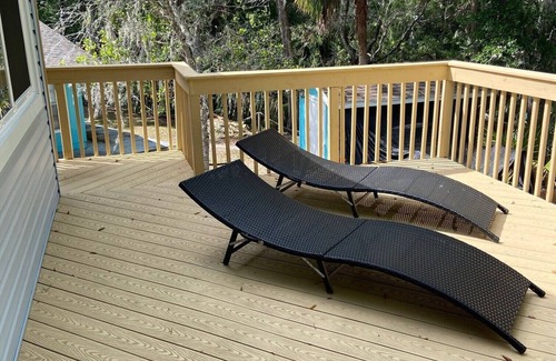 Weeki Wachee Gardens House | River-front house 6-kayaks manatees bikes fire pit fishing HUGE yard/parking
