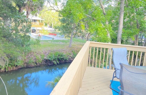 Weeki Wachee Gardens House | River-front house 6-kayaks manatees bikes fire pit fishing HUGE yard/parking