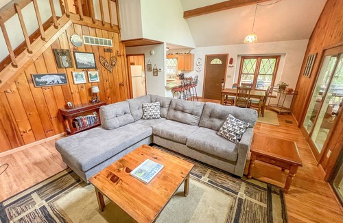 Ellijay Cottage | RIVER FRONT HOUSE INSIDE THE COOSAWATTEE RESORT