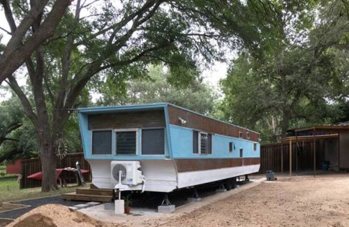 Bastrop House | River-front Mid-Century Renovated Mobile Home