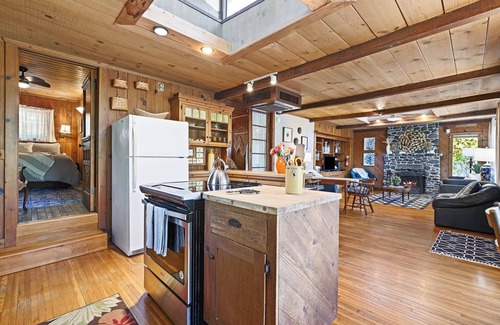 Three Rivers House | River Frontage ~ Quiet & Secluded Retreat Only Minutes to Sequoia National Park