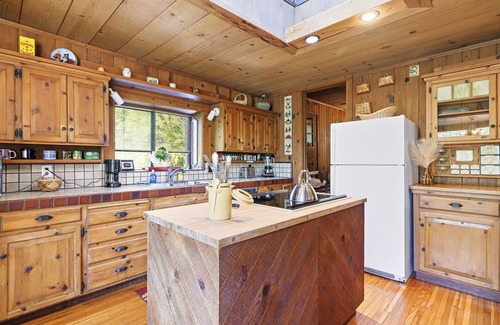 Three Rivers House | River Frontage ~ Quiet & Secluded Retreat Only Minutes to Sequoia National Park