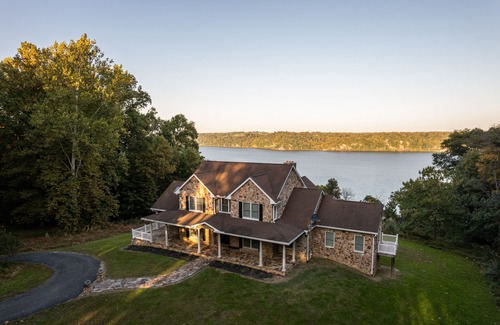 Cardiff House | River Haven with Hot Tub | 4 Bed, 3.5 Bath