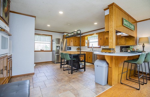 Siloam Springs Cabin | River House, kayak, fishing, king beds, riverfront