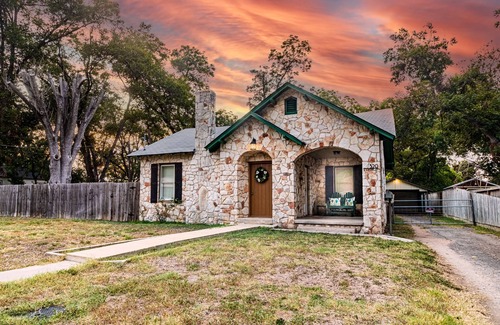 New Braunfels House | River house, king bed 2/1 big yard central NB.