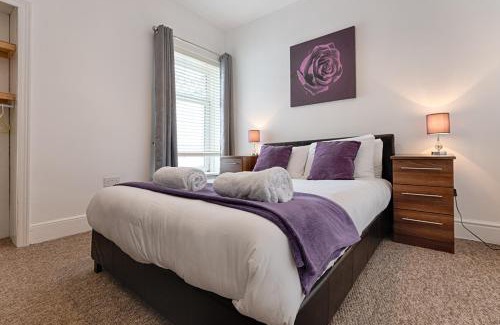 Llwchwr Apartment | River House with Parking - TV in Every Bedroom!