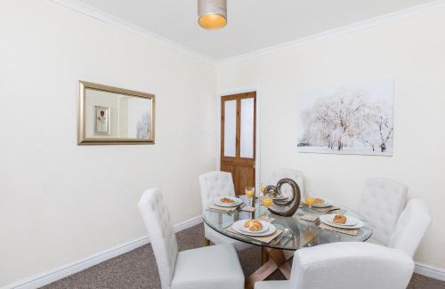 Llwchwr Apartment | River House with Parking - TV in Every Bedroom!