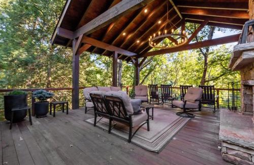 Cherry Log House | River Joy Lodge - Luxury Home on the Ellijay River
