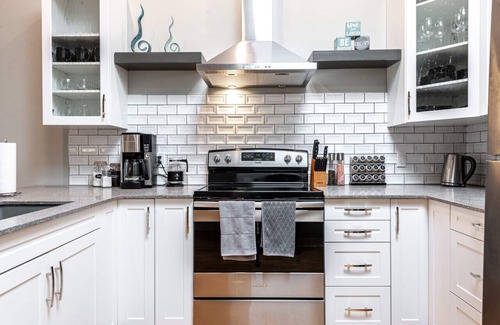 Stratford Condo | River Merchant Inn Heintzman Music Suite