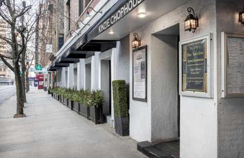Rush and Division Apartment | River N 1BR w Gym Pool nr Magnificent Mile CHI-269