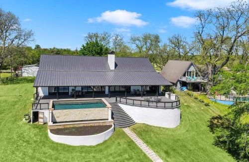Kingsland House | River Oaks Luxury Lakeshore Concierge Services Available