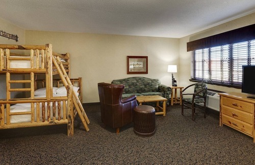 Moline Hotel | River Path Access available! Quad Cities Stay for Family | 2 Units