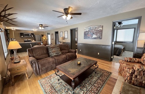 Dayton Cabin | River Retreat - Tongue Canyon on the river with hottub & AC on 7.5 private acres