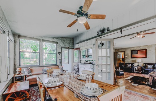 Ruidoso Cabin | River Ridge Retreat: Cozy yet modern with private hot tub and amazing views. Dog friendly.
