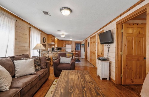 Hochatown Cabin | River Rock Cabin - Riverfront on Glover River! Seclusion and just a short drive