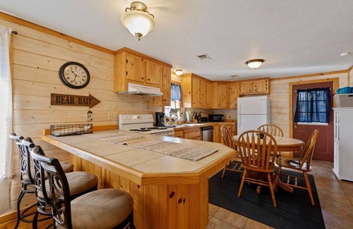 Hochatown Cabin | River Rock Cabin - Riverfront on Glover River! Seclusion and just a short drive