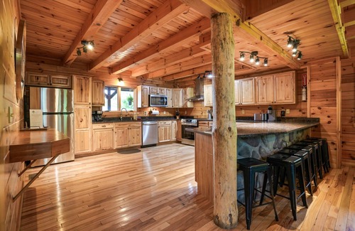 Logan Cabin | River Rock Lodge- Fishing Pond, WiFi , Fireplaces, Bball court, Onsite Trails