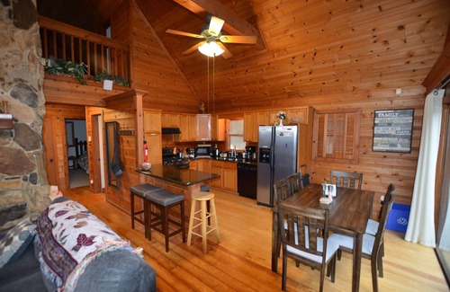 Deep Gap Cabin | River Rock: stream side, 11 acres, hot tub, waterfall