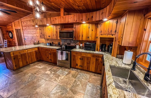 Dial Cabin | River Run Cabin - 20 Ft from River Edge - 15 Min from Blue Ridge - 3Bd 2Bth
