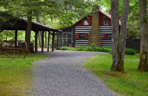 Elkins Cabin | River’s Edge Cabin- Perfect for Romance/Outdoor Adventures/Relaxation