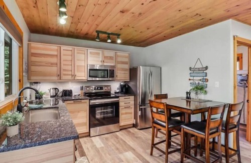 Brock Cabin | River’s Edge Cozy Retreat