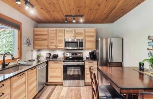 Brock Cabin | River’s Edge Cozy Retreat