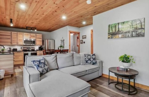 Brock Cabin | River’s Edge Cozy Retreat