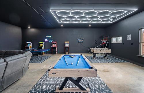Kalispell House | River's Edge Riverfront with Hot Tub Sauna & Game Room