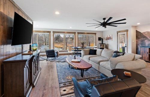 Kalispell House | River's Edge Riverfront with Hot Tub Sauna & Game Room