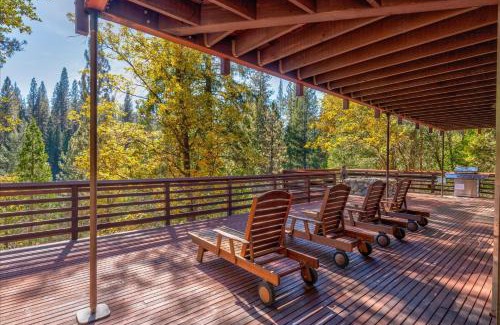 North Wawona House | River's Edge w/BBQ, Wifi, Firepit