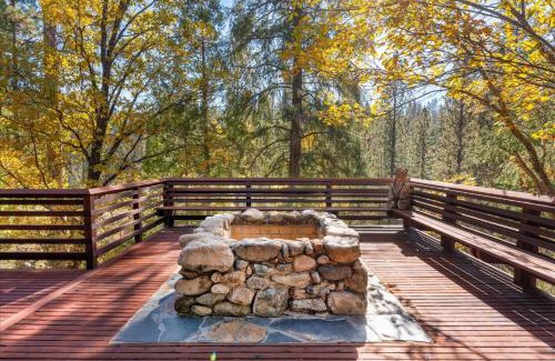 North Wawona House | River's Edge w/BBQ, Wifi, Firepit