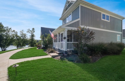 Ottawa House | River Shores Cottage 2 bed 2.5 bath