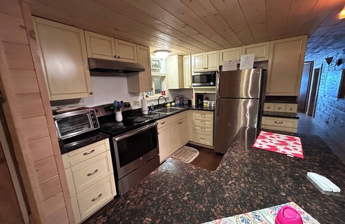 Blue Ridge House | River Soundscapes Retreat! Pet Friendly. Aska Adventure Area! 10 minutes to town