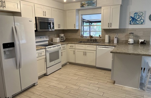 Weeki Wachee Gardens House | River to Gulf/kayaks/bring your boat/dogs -No fee/fenced yard/Mermaid themed