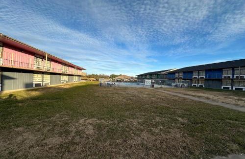Fort Smith Hotel | River Valley Inn and Suites By Belvilla