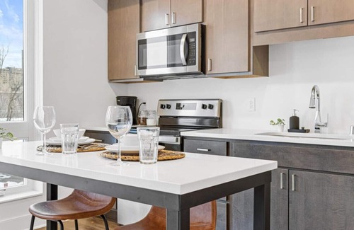 West Seventh Apartment | River View 1 Bed- Gym, Hottub, Rooftop, BBQ