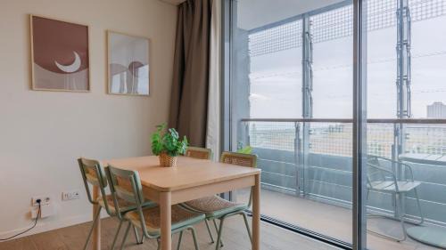 Marvila Apartment | River View 1BDR Apartment by LovelyStay