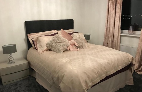 Glasgow Apartment | River view 2 bedroom apartment