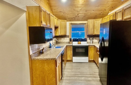 Eastman Apartment | River View 3 bedroom/2bath top level apartment