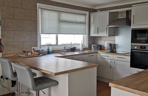 Brundall Cottage | River View - sleeps 4 guests in 2 bedrooms