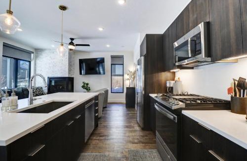 Willow Grove Apartment | River West 611 condo