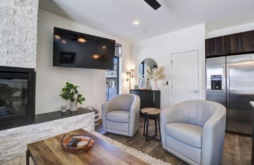 Willow Grove Apartment | River West 611 condo