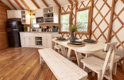 Bandera Cabin | River Yurt Village/Medina River/Hot Tub/Close to Downtown/Hoot Owl