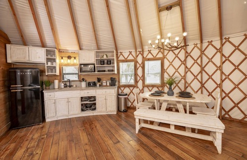 Bandera Cabin | River Yurt Village/Medina River/Hot Tub/Close to Downtown/Hoot Owl