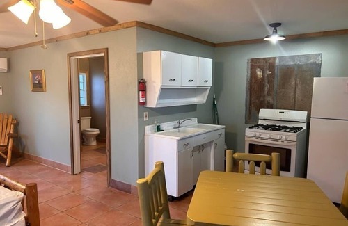 Rio Frio Hotel | Riverbend on the Frio Motel 8